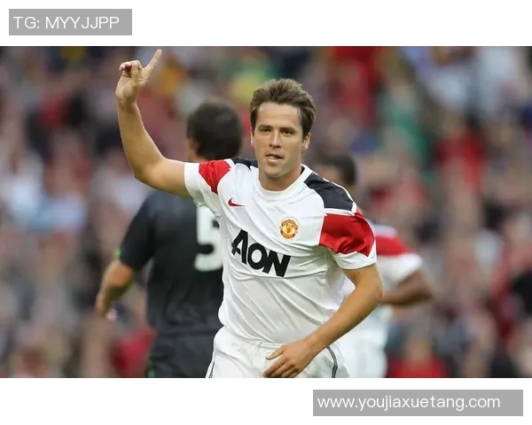 足球明星骑踏板车畅游城市展现活力与时尚风采