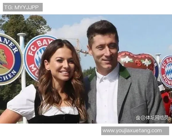 足球明星与女友甜蜜接吻瞬间曝光引发粉丝热议和羡慕 足球明星与女友甜蜜接吻瞬间曝光引发粉丝热议和羡慕