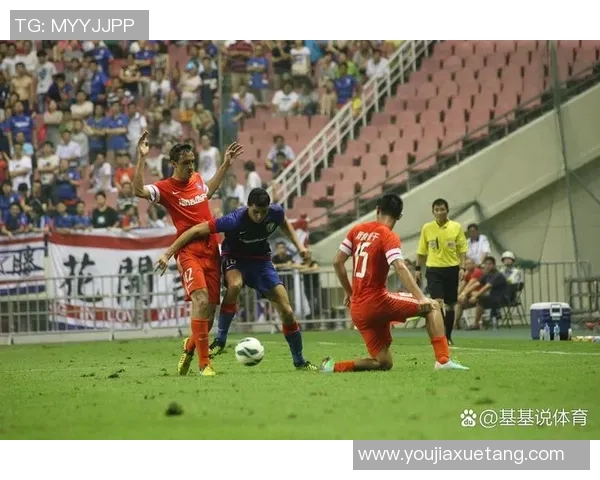 广州足球队配合引发热议球迷对战术和默契的不同看法